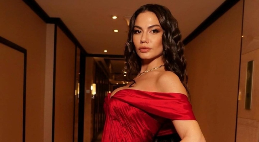 Ödül töreninde Demet Özdemir'in tarzı gündem oldu