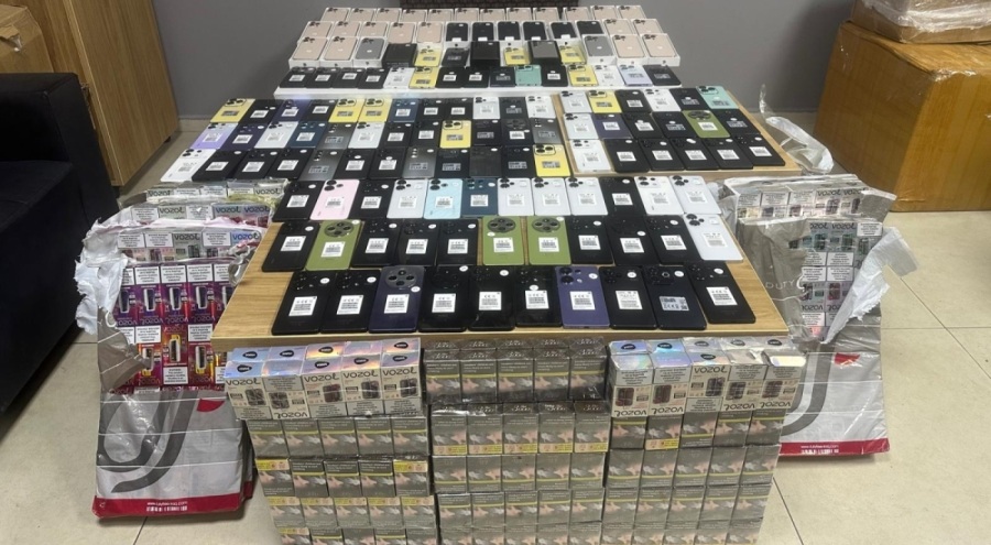 Bursa'da yolcu otobüsüne zulalanmış kaçak cep telefonu ve sigaralar ele geçirildi