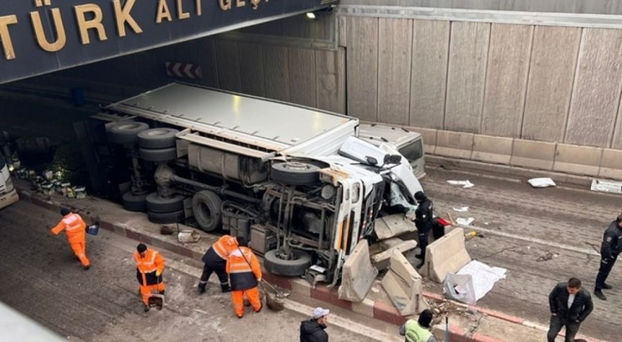 Faciadan dönüldü: Beton bariyerleri aşıp karşı şeride devrildi