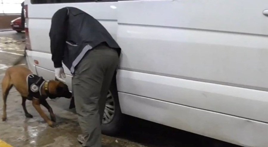 Minibüsün gizli bölmesinde 24 kilo metamfetamin ele geçirildi
