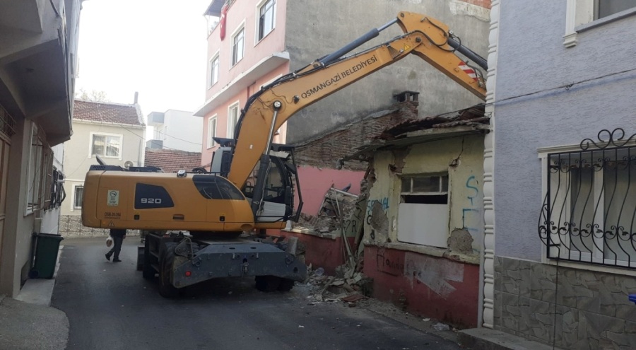 Bursa'da tehlike saçan metruk bina yıkıldı