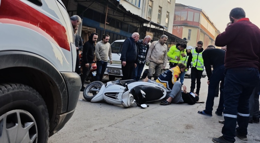 Bursa'da motosikletin sürücüsü kamyonetin kapısına çarptı!