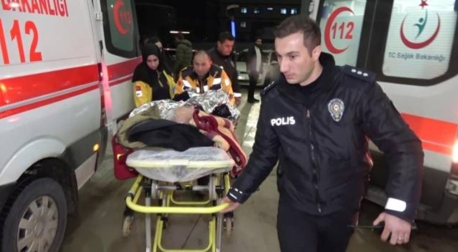 74 yaşındaki vatandaş donmak üzere durakta bulundu