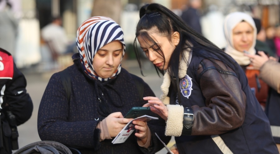 Bursa'da kadınları tek tek durdurup KADES uygulamasını yüklettiler