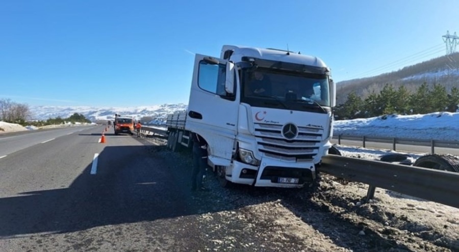 TIR şoförü, otoyolda bariyerlere çarptı