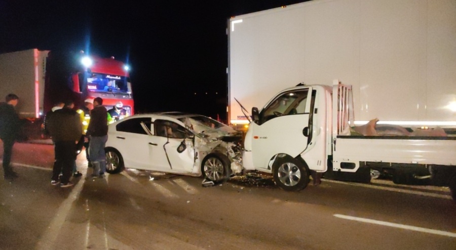 Bursa'da çiftin bulunduğu otomobil önce traktörle, ardından savrularak kamyonetle çarpıştı