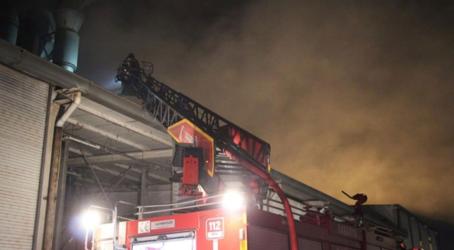 Geri dönüşüm tesisinde yangın paniği! Çok sayıda işçi dumandan etkilendi