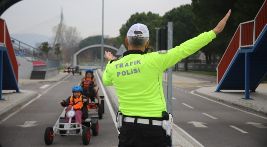 Bursa'da çocuklar trafik eğitimini polislerden alıyor