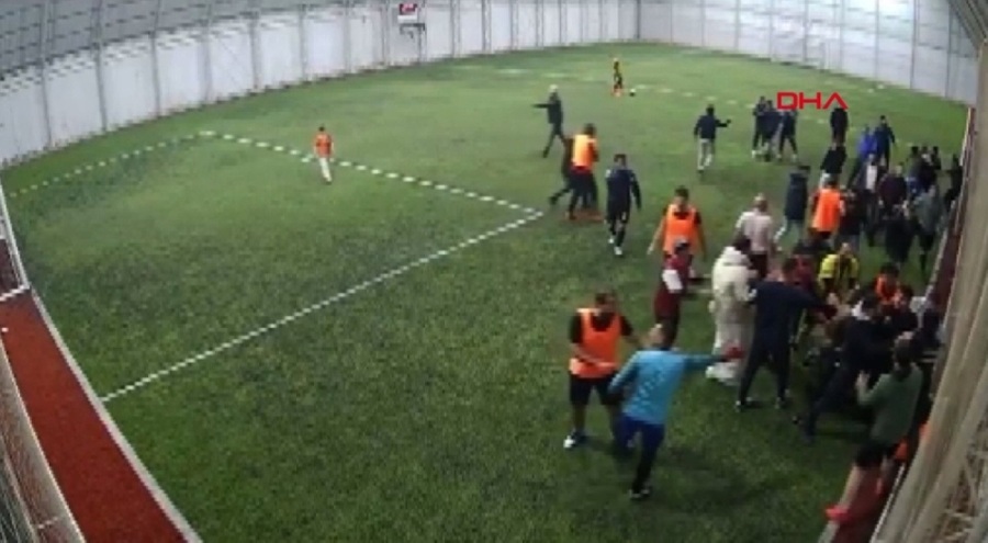 Halı sahada tekmeli yumruklu kavga