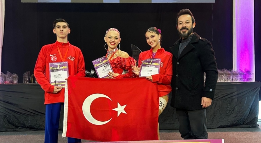 Bursa'da annelerinin yönlendirmesiyle başladıkları salsada dünya şampiyonu oldular