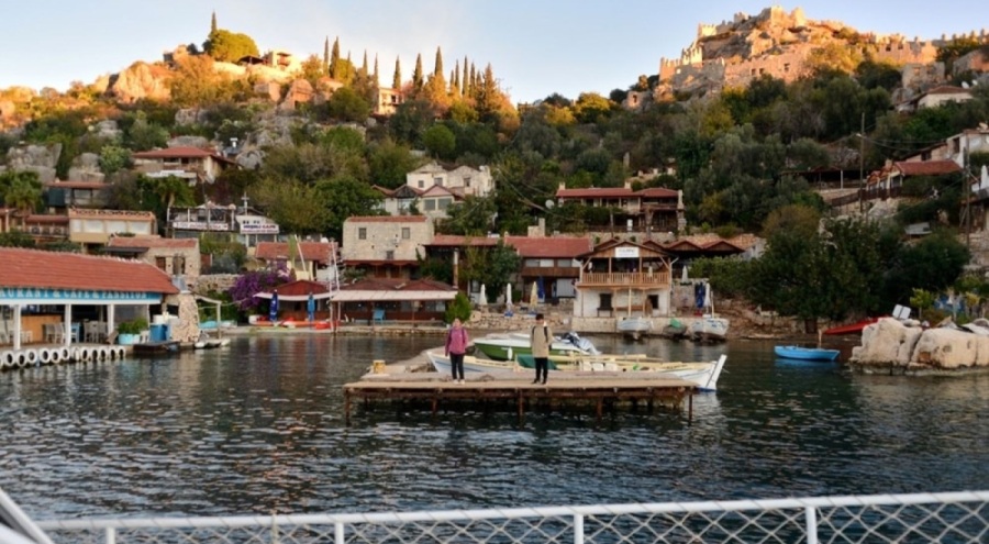 Okula gitmek için tekneyle denizi geçiyorlar