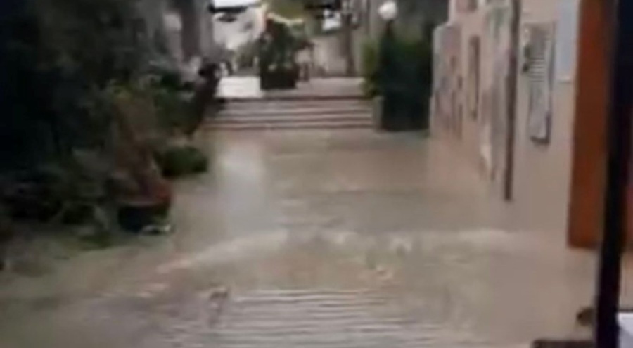 Çeşme'yi sağanak vurdu! Ev ve iş yerlerini su bastı