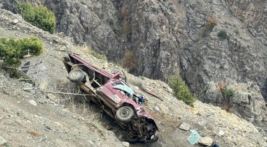 Kamyonet şarampole yuvarlandı: 3 yaralı