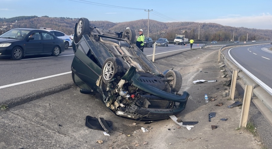 Otomobil devrilip su kanalına düştü: 1 yaralı