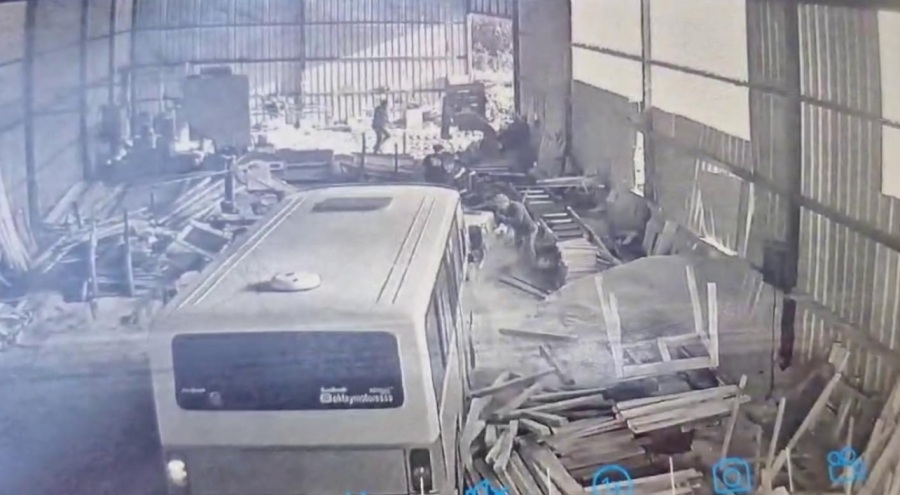 Tartıştığı babasının çalıştığı atölyeye minibüsle daldı!