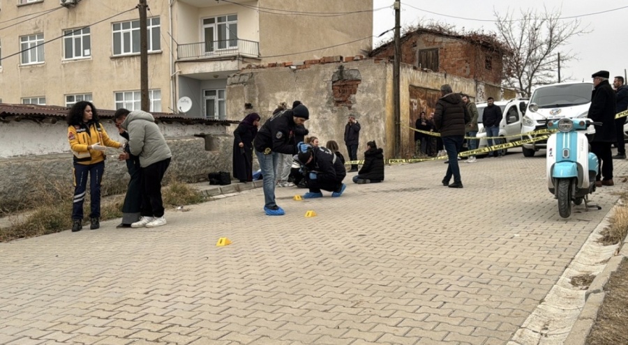 Annesiyle gönül ilişkisi olduğunu düşündüğü kişiyi vurarak öldürdü!