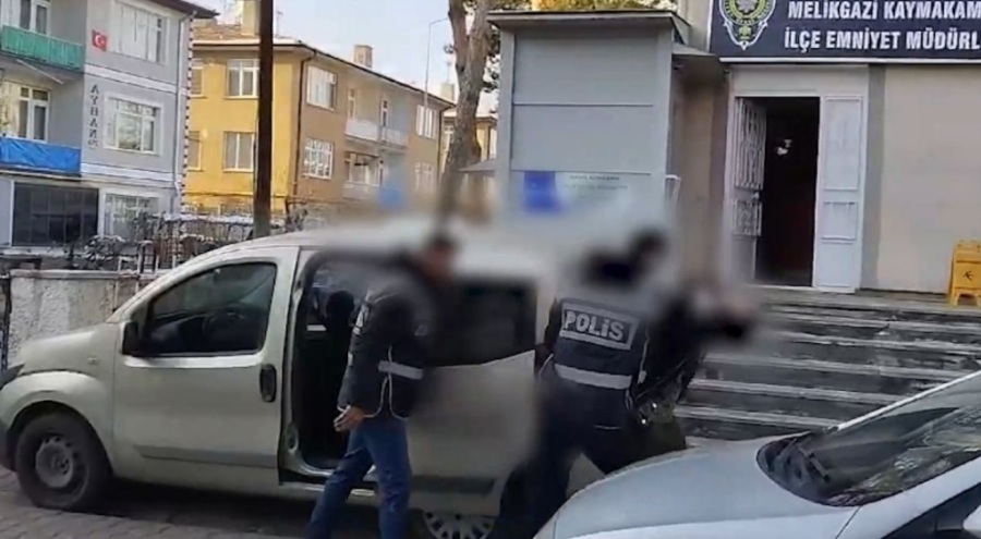 Polis aracına çarpıp kaçan cinsel istismar zanlısı yakalandı