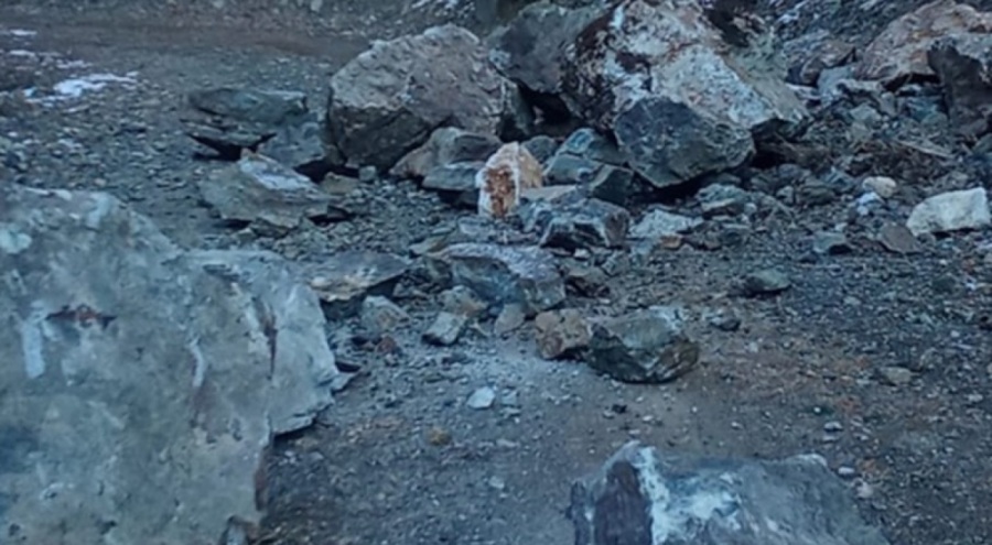 Kaya parçaları kamyonetin yakınına düştü!