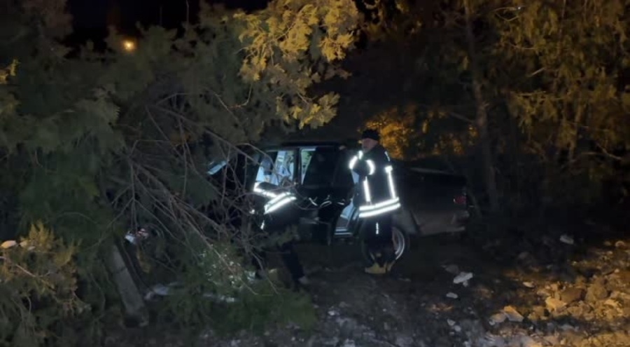 Otomobil ağaçlara çarptı: 4 yaralı