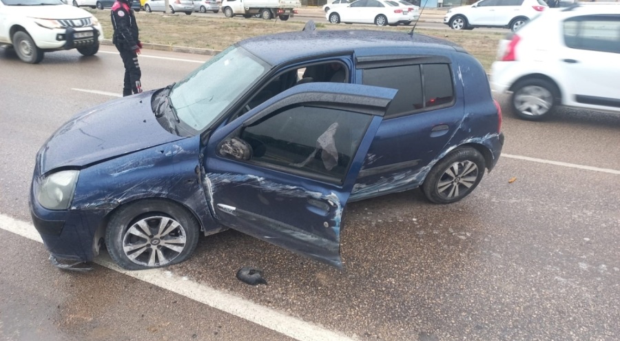 Direksiyon hakimiyetini kaybederek refüje çarptı!