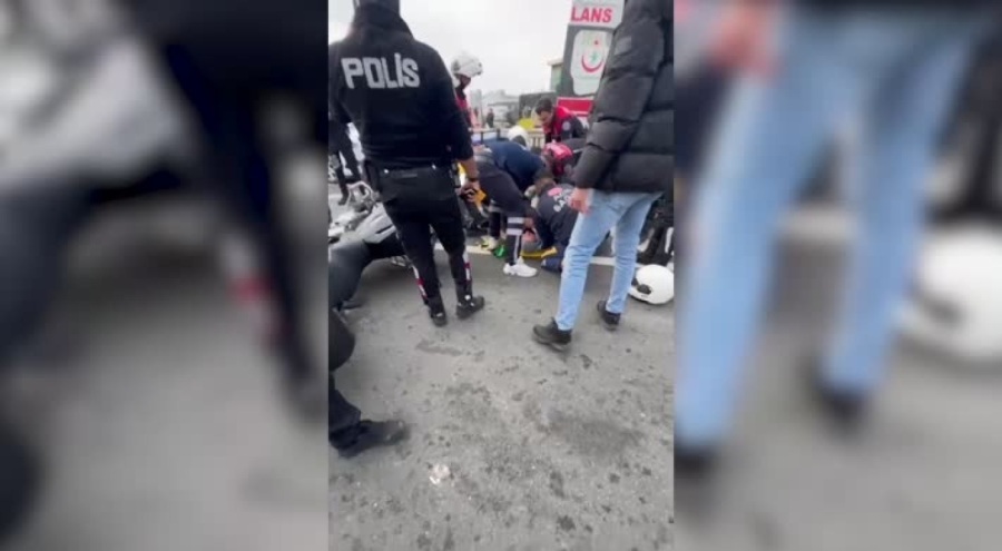 Otomobilin çarptığı motosikletteki 2 yunus polisi yaralandı