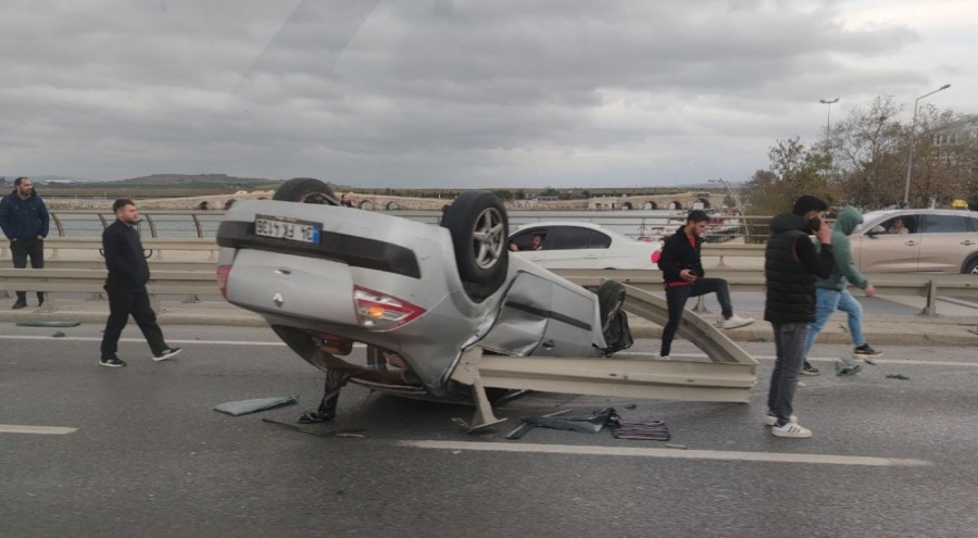 Hafif ticari araca çarpıp takla atarak bariyere saplandı!