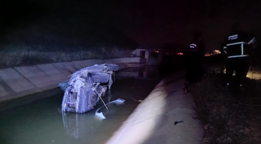 Otomobil su kanalına düştü: 4 yaralı