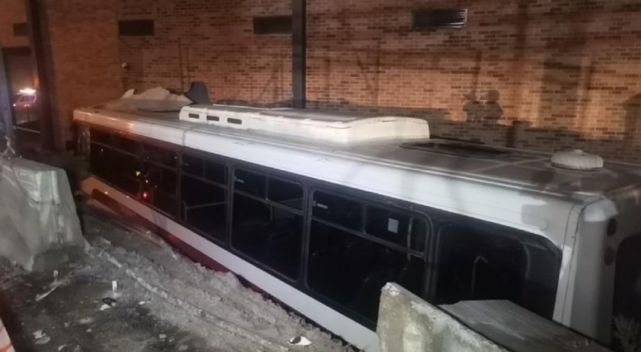 Otobüs AVM'nin yemek katına düştü!