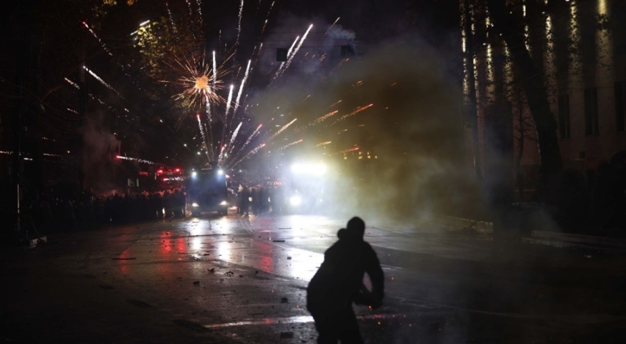 Parlamento binasına havai fişekle saldırdılar!