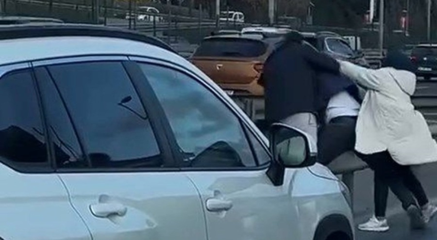 Trafiği durduran kavga! Tekme tokat birbirlerine girdiler