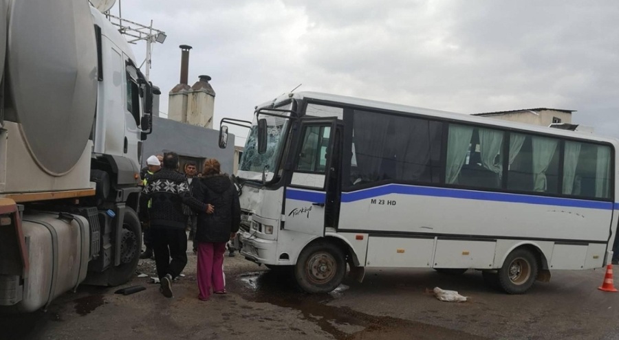 İşçi servis midibüsü ile süt kamyonu çarpıştı! Çok sayıda yaralı