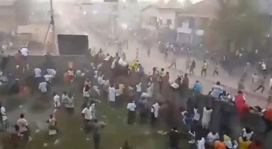 Hakeme sinirlenen taraftarlar sahaya indi: En az 56 kişi öldü