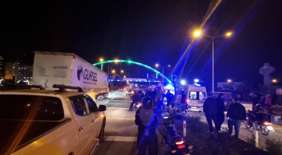 Yoldan geçen yayalara otomobil çarptı! Ölü ve yaralı var