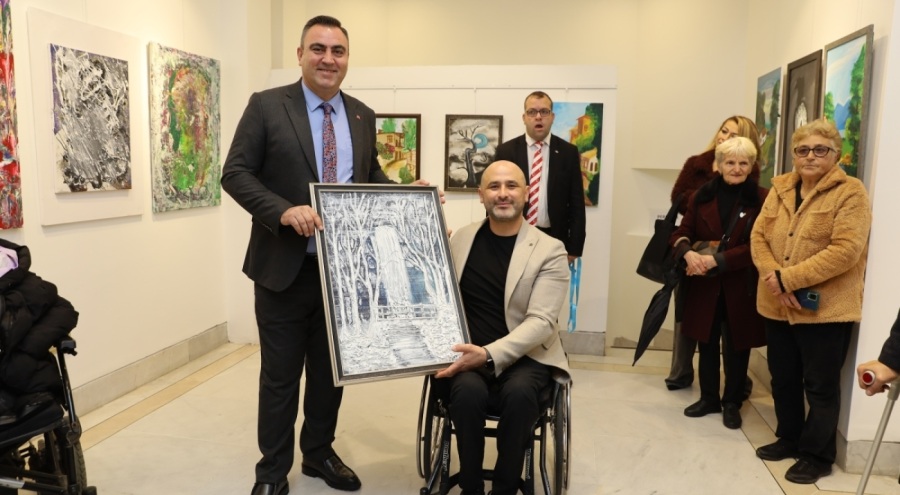 Bursa'da özel ressamlar olan engelli bireylerden sergi