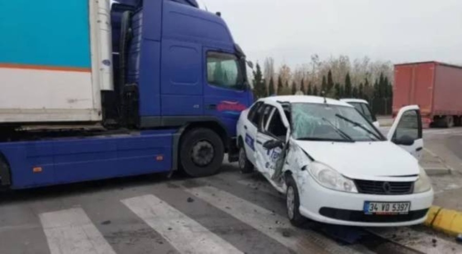 Süt yüklü tırla otomobil çarpıştı: 3 yaralı