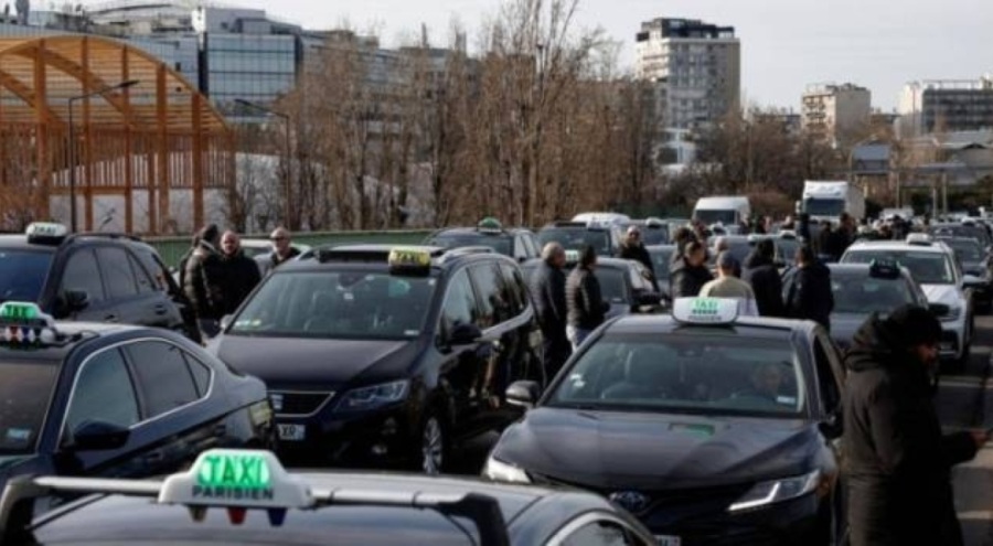 Yüzlerce taksi yolu kapatarak sağlıktaki tarife değişikliğini protesto etti