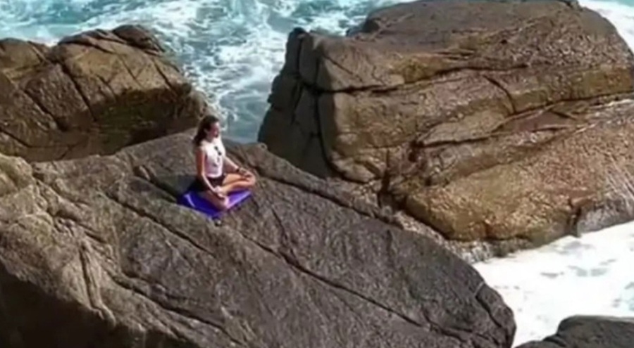 Rus oyuncu, yoga yaparken dalgaların arasında kayboldu