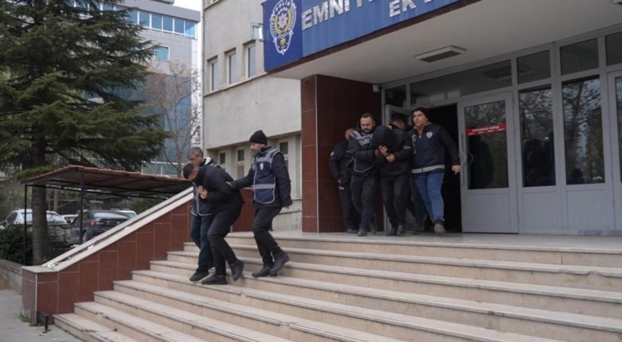 Annesiyle ilişkisi olduğunu düşündüğü kişiyi öldüren şüpheli ve babası tutuklandı