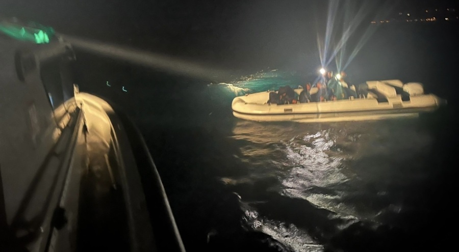 Motoru arızalanan lastik botla sürüklenen 12 göçmen kurtarıldı