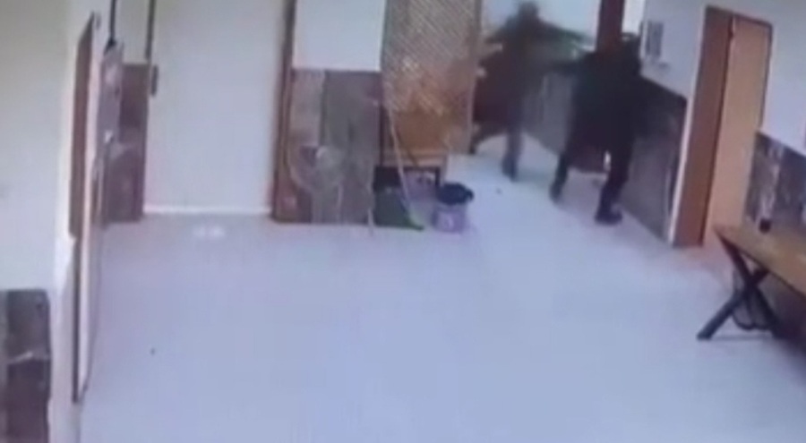 Kardeşinin okulda tartıştığı 2 öğretmeni tekme tokat dövdü!