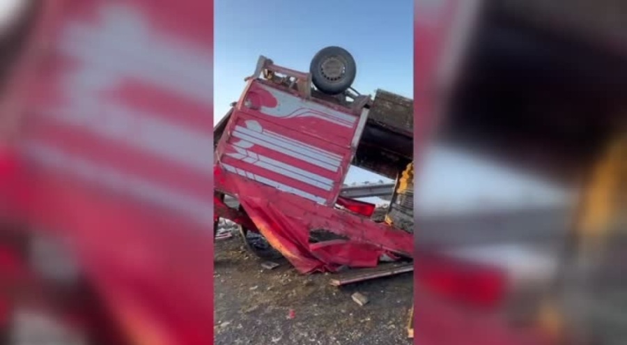 Kamyonet ile tırın çarpıştığı kazada 3 kişi yaralandı