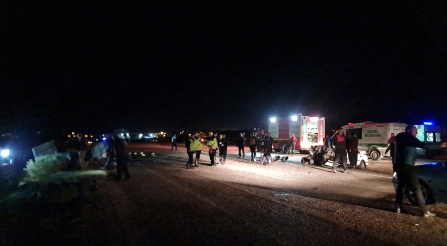 Otomobil, traktörün römorkuna çarptı: 1 ölü, 2 yaralı