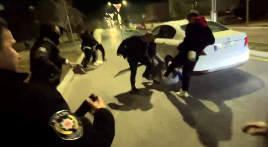 Maç sonu yönetici ve taraftarların araçlarının önünü kesip darbettiler!