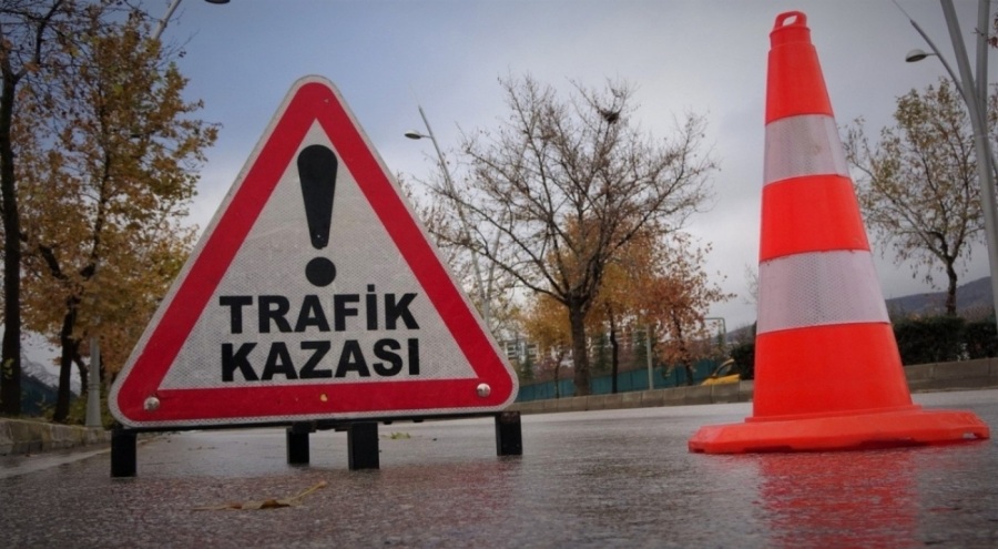 Tır ve otomobil çarpıştı: 1 ölü, 4 yaralı