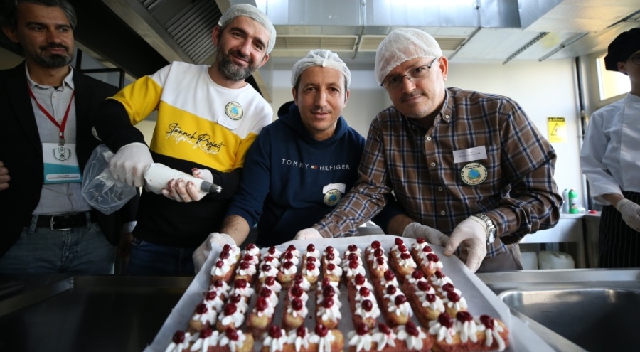 Bursa'da işitme engelli bireyler işaret diliyle tarifleri öğrenip yemek pişirdi