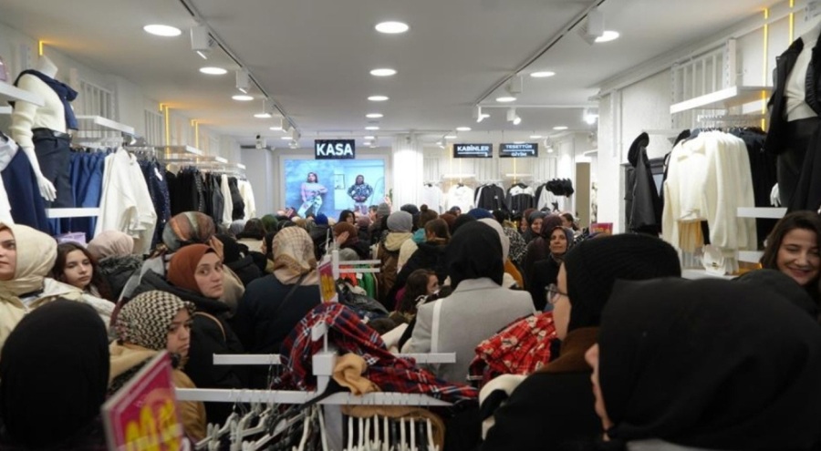 İndirimli ürün izdihamı! Sabahın erken saatlerinde geldiler