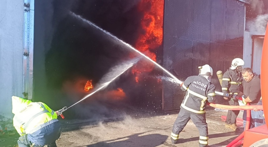 Reklam panosu üretilen atölyede yangın çıktı!