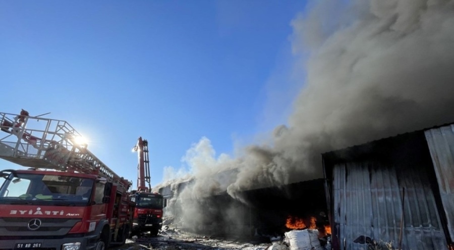 Plastik çerçeve fabrikasında yangın