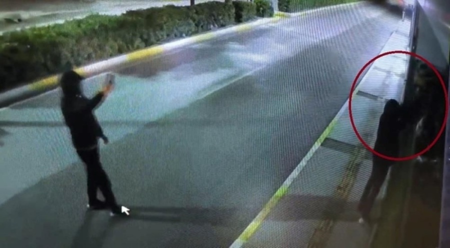 Silahlı saldırı! Biri kurşunladı, diğeri video çekti