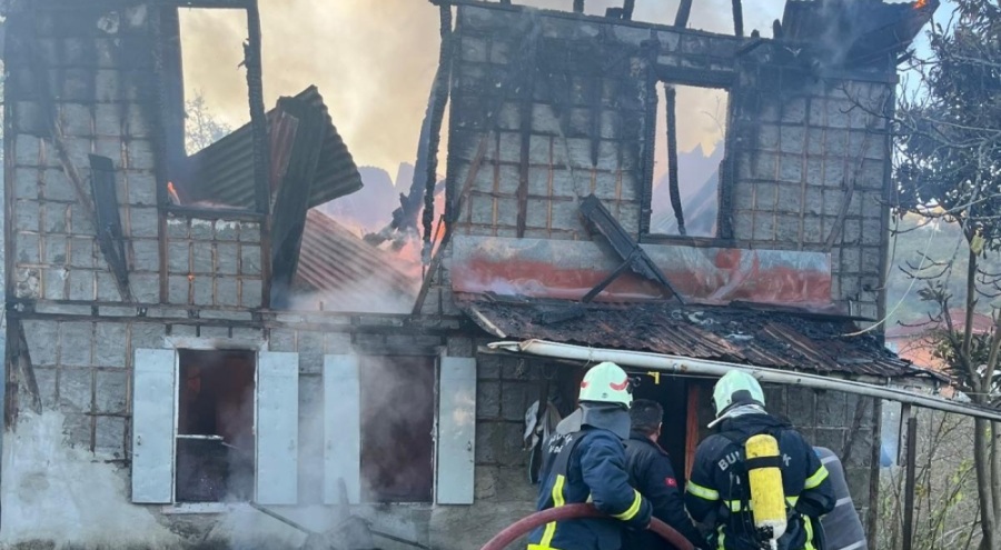 2 katlı evde yangın! Ölü ve yaralı var